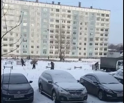 Российские чиновники опозорились с установкой детской площадки для отчетности