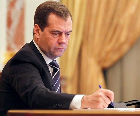 Российской экономике грозит глубокая рецессия, считает Медведев