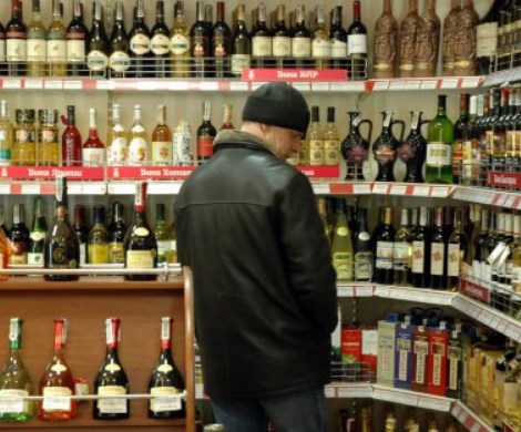 Россиянам хотят еще больше ограничить доступ к спиртному и табаку