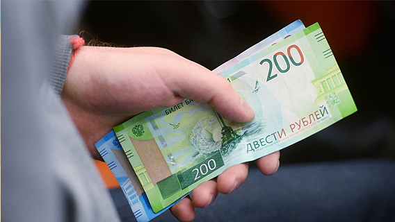 Россияне на праздники сидели в кафе на 330 рублей