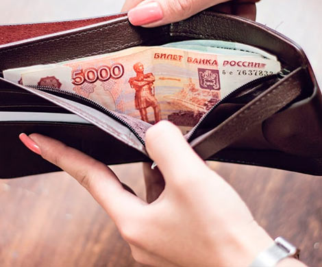 Россияне с доходами выше минимума ощущают себя бедными