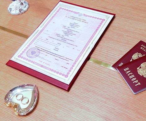 Россияне стали меньше жениться и разводиться