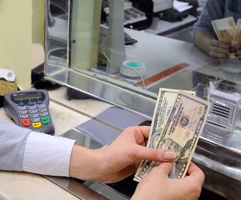 Россияне возвращают доллары и евро на депозиты