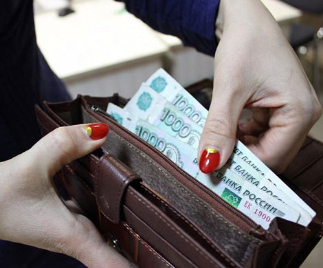 Росстат посчитал, сколько в РФ платят мужчинам и женщинам