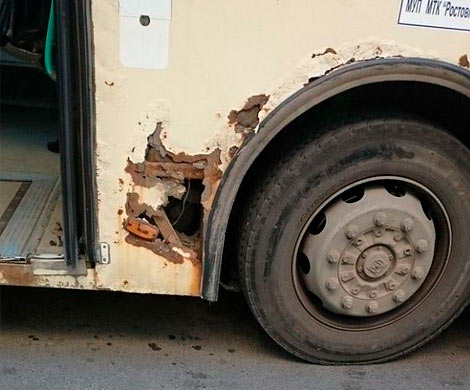 Ростовчане сфотографировали пассажирский автобус с огромной дырой