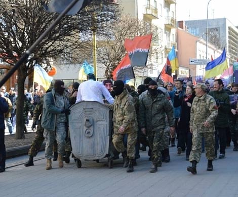 Руководителя Минюста на Западной Украине бросили в мусорный бак