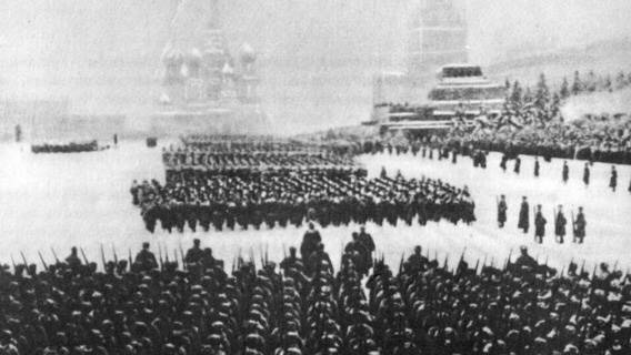 С Красной площади и сразу в бой: 7 ноября 1941 года в Москве прошел легендарный военный парад
