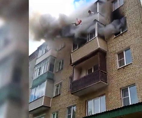 Семья с детьми спрыгнула с пятого этажа, спасаясь от пожара