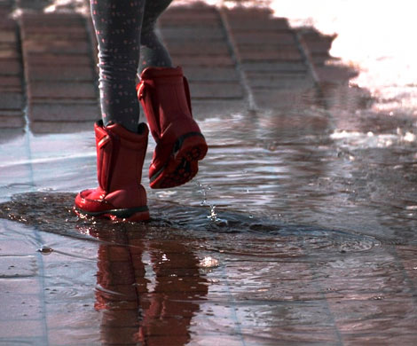 Школьница по пояс провалилась в яму с водой на дороге в Томске