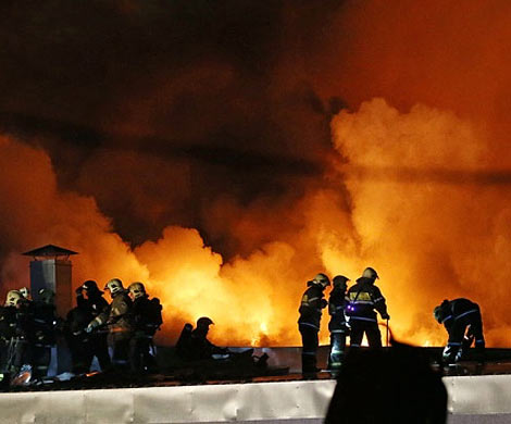 Склад полыхает около жилых домов на востоке Москвы