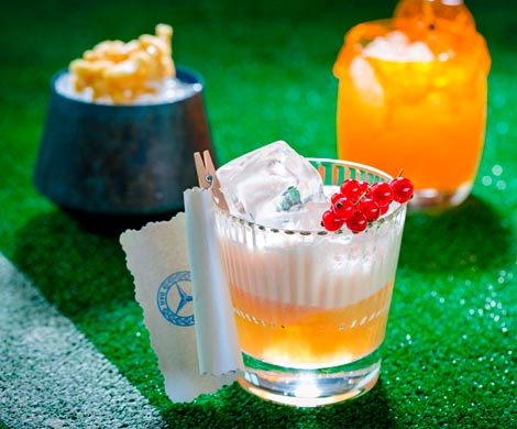 Следите за мундиалем в Mercedes bar