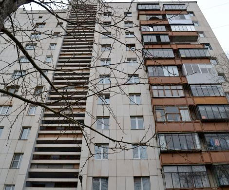 Смерть 24-летней девушки в Троицке, упавшей с 15-го этажа, связали с убийством