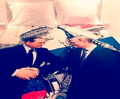 СМИ опубликовали фотографию пододеяльника Берлускони для Путина