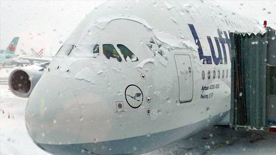 Снежная буря усугубила хаос в авиационной отрасли США