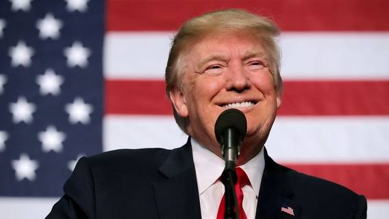 Согласно опросу, Дональд Трамп значительно опережает Джо Байдена в колеблющихся штатах