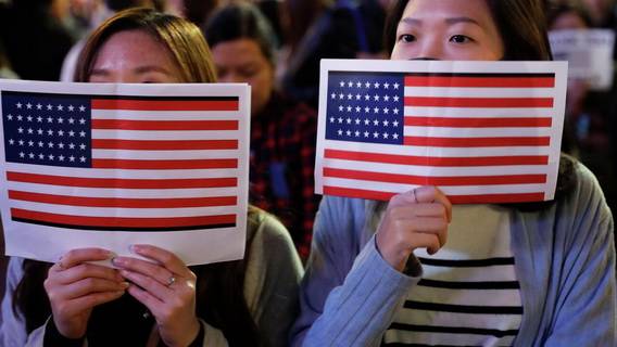 Согласно опросу, примерно три четверти американцев китайского происхождения сталкивались с расовой дискриминацией 