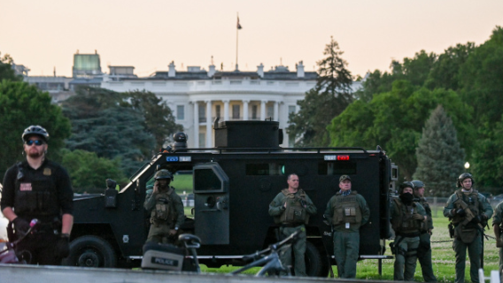 США на пороге революции: военная техника в Вашингтоне, Дональда Трампа пришлось прятать в бункер