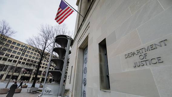 США обвиняют бывшего посла в шпионаже в пользу Кубы на протяжении десятилетий