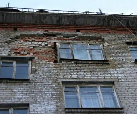 Стена пятиэтажки в Ингушетии обрушилась из-за халатности жильца