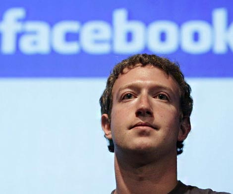 Страничку Цукерберга в Facebook ведут не менее десятка человек