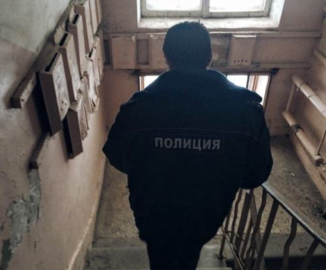 Тело молодой женщины нашли в парадной жилого дома в Петербурге‍
