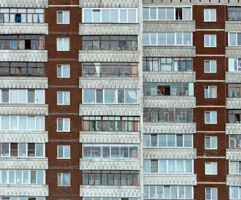 Тело разорвало пополам: в Екатеринбурге мужчина выпал с балкона прямо на припаркованный автомобиль