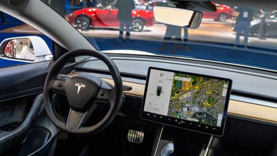Tesla будет контролировать внимательность водителей с помощью камер