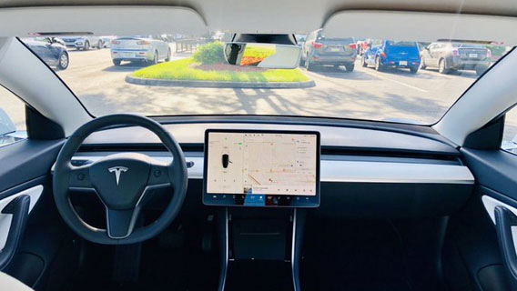 Tesla добивается одобрения датчика, который сможет обнаруживать ребенка, оставленного в машине во время жаркой погоды