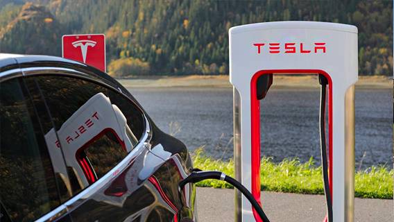 Tesla поставила рекордные 1,3 миллиона автомобилей в 2022 году, но все равно разочаровала инвесторов