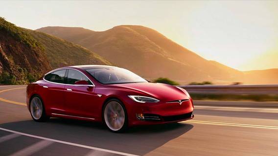 Tesla снизила целевой показатель по поставкам автомобилей на этот год, однако отметила, что спрос остается высоким