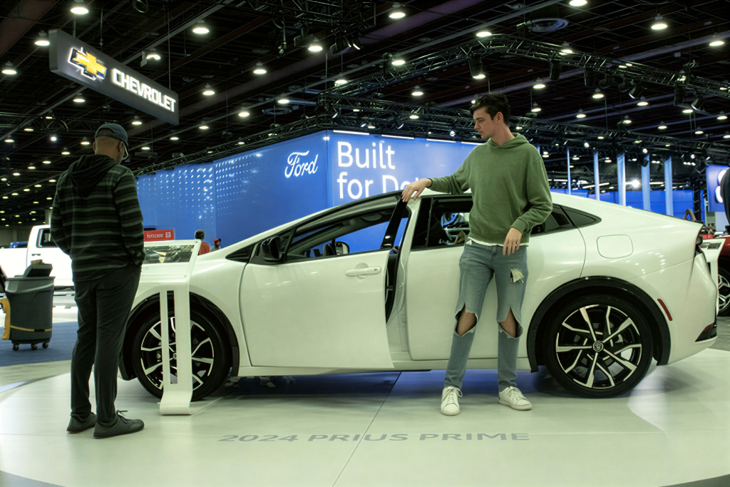 Toyota отзывает 141 000 Prius из за риска открытия дверей на ходу