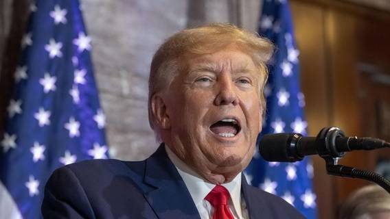 Трамп насмехается над соперниками, хотя над ним сгущаются юридические тучи