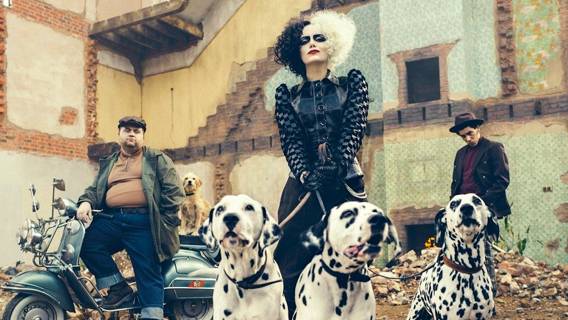 Трейлер "Круэлла" от компании Disney: Злодейка в исполнении Эммы Стоун воспламеняет Лондонское общество