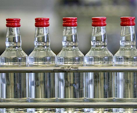 Треть водки в российских магазинах оказалась нелегальной