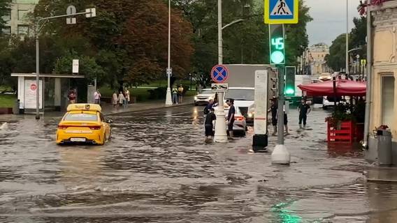 Тропический ливень накрыл Москву: подтоплено метро, повреждены десятки автомобилей, повалены деревья…