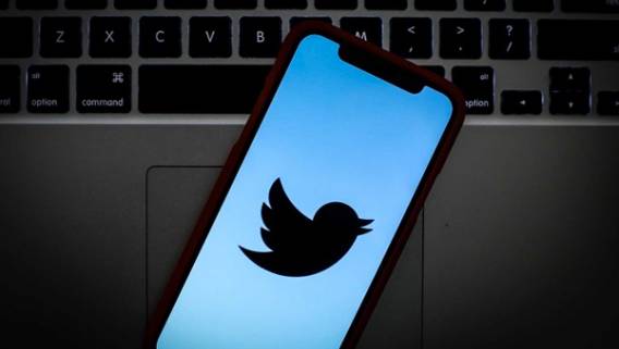 Twitter приостановил действие «фейковой» учетной записи, которая содержала ссылку на веб-сайт верховного лидера Ирана