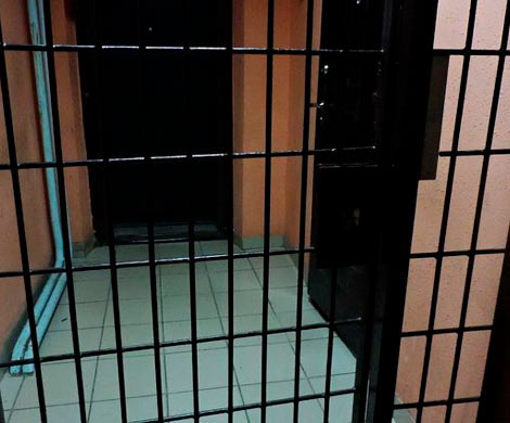 Тюменский заключенный разбил нос и укусил за ухо сотрудника колонии