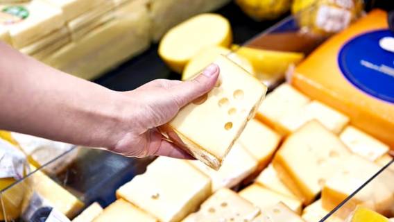 Ученые бьют тревогу: сыр оказался источником опасного микропластика