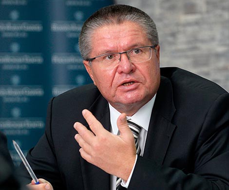 Улюкаев назвал ситуацию в экономике России "гремучей и взрывоопасной"