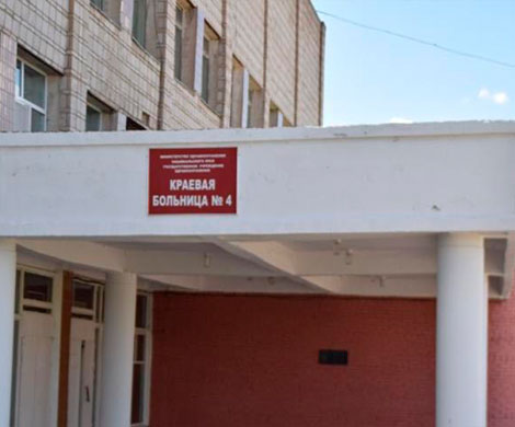 Упавшее стекло в краевой больнице повредило руки 13-летней школьнице