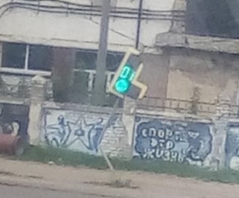 «Уставший светофор» в Брянске согнулся пополам, но продолжил работать