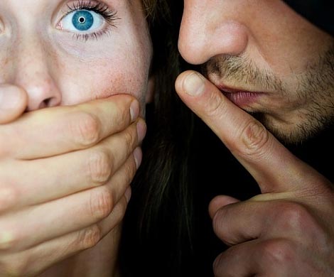 В Абакане двое наркоманов изнасиловали и избили 23-летнюю девушку