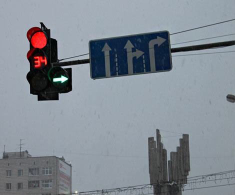 В Архангельске женщину с ребёнком едва не убило дорожным знаком‍