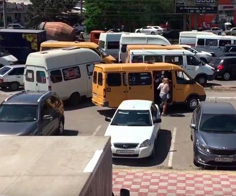 В Астрахани сняли на видео «диких» маршрутчиков, разъезжающих по тротуару