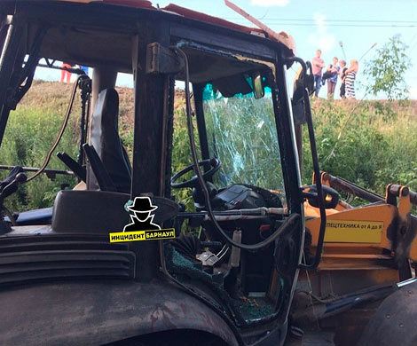 В Барнауле с моста рухнул трактор: водитель пострадал