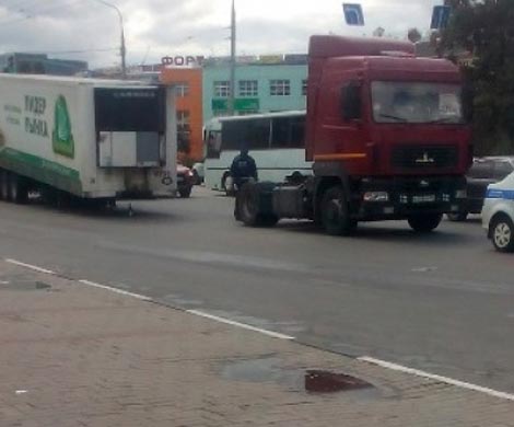 В Белгороде возле автовокзала от фуры отцепился прицеп