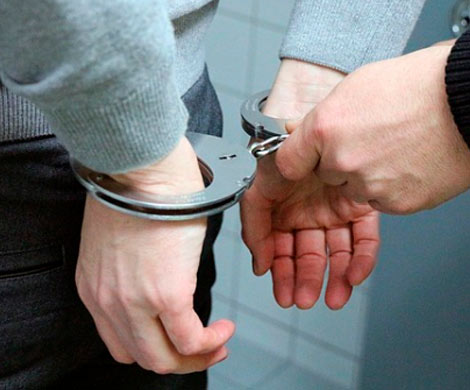 В Биробиджанском районе наркоман на улице напал на мужчину