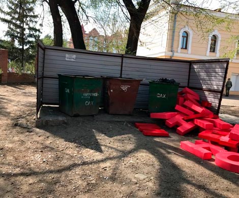 В Благовещенске «Бессмертный полк» выбросили на помойку