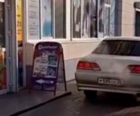 В Благовещенске на видео попал автохам по кличке «Царь тканей»