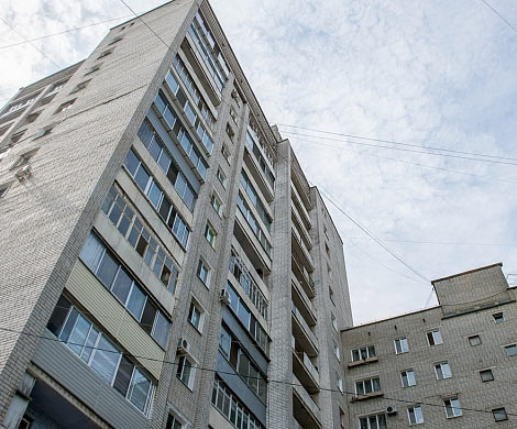 В Благовещенске пенсионер выпал с четвертого этажа многоэтажки